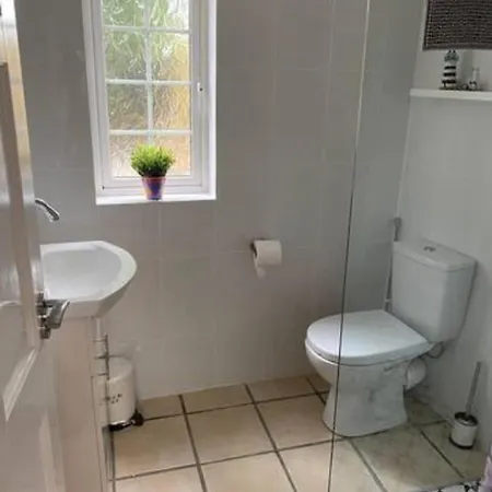 Location, Location! Gorgeous 1 Bed Apt- 아파트 *