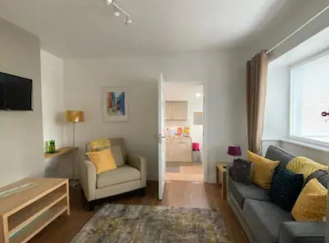 Location, Location! Gorgeous 1 Bed Apt- * קיל איירן